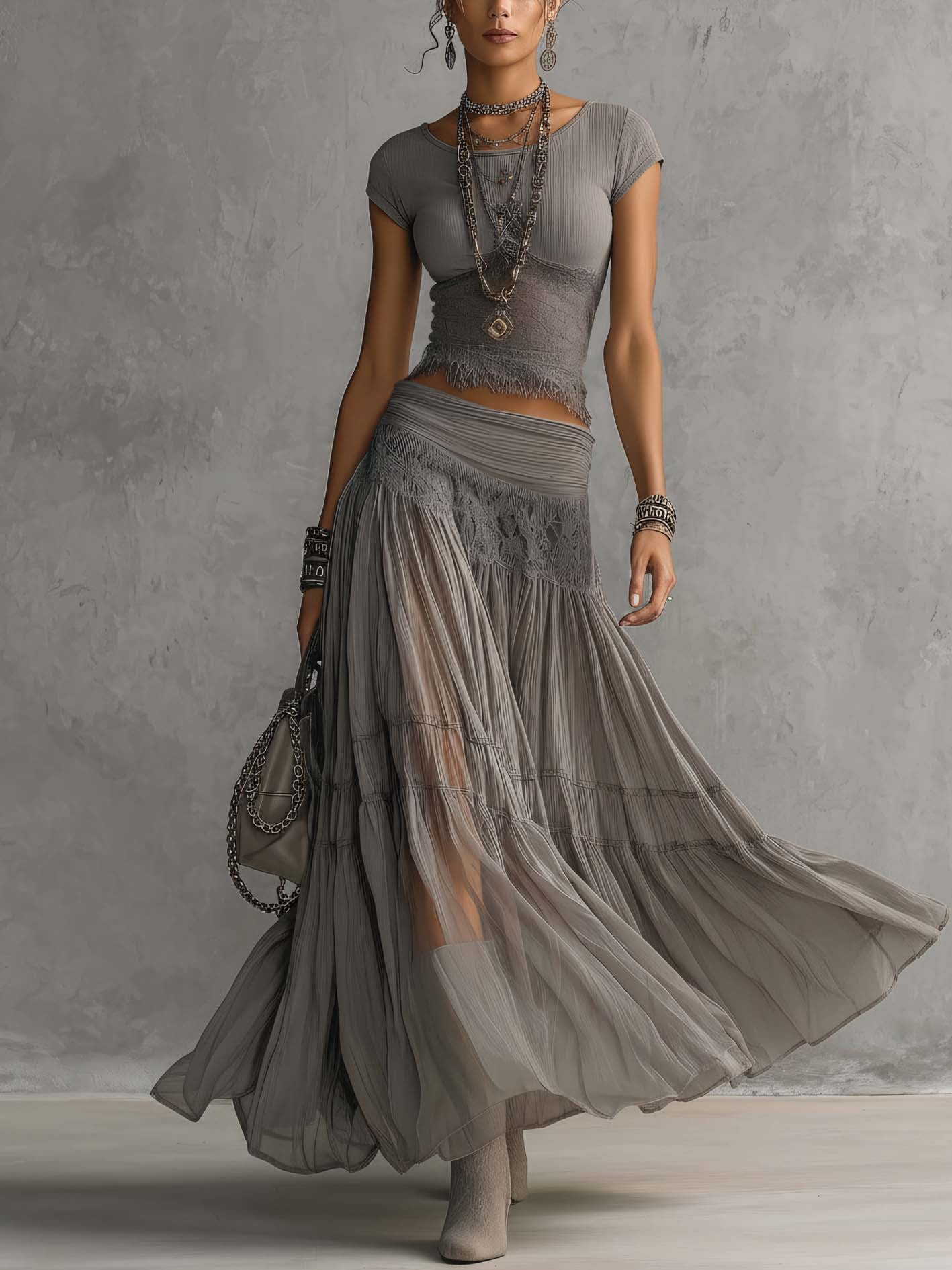 Top Grigio Trasparente con Pannelli in Pizzo e Set di Gonna Maxy Plissettata
