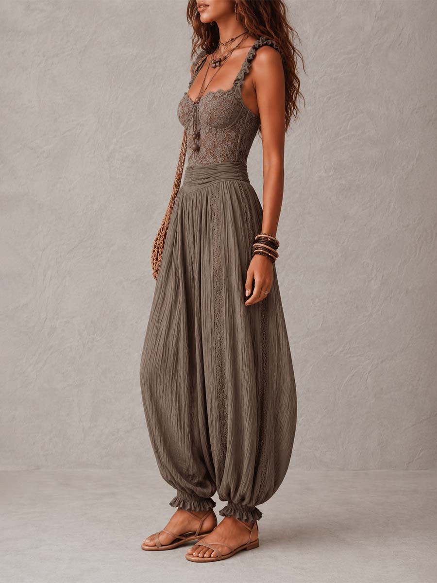 Completo di bandeau in pizzo grigio e pantaloni harem in cotone plissettati