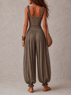 Completo di bandeau in pizzo grigio e pantaloni harem in cotone plissettati