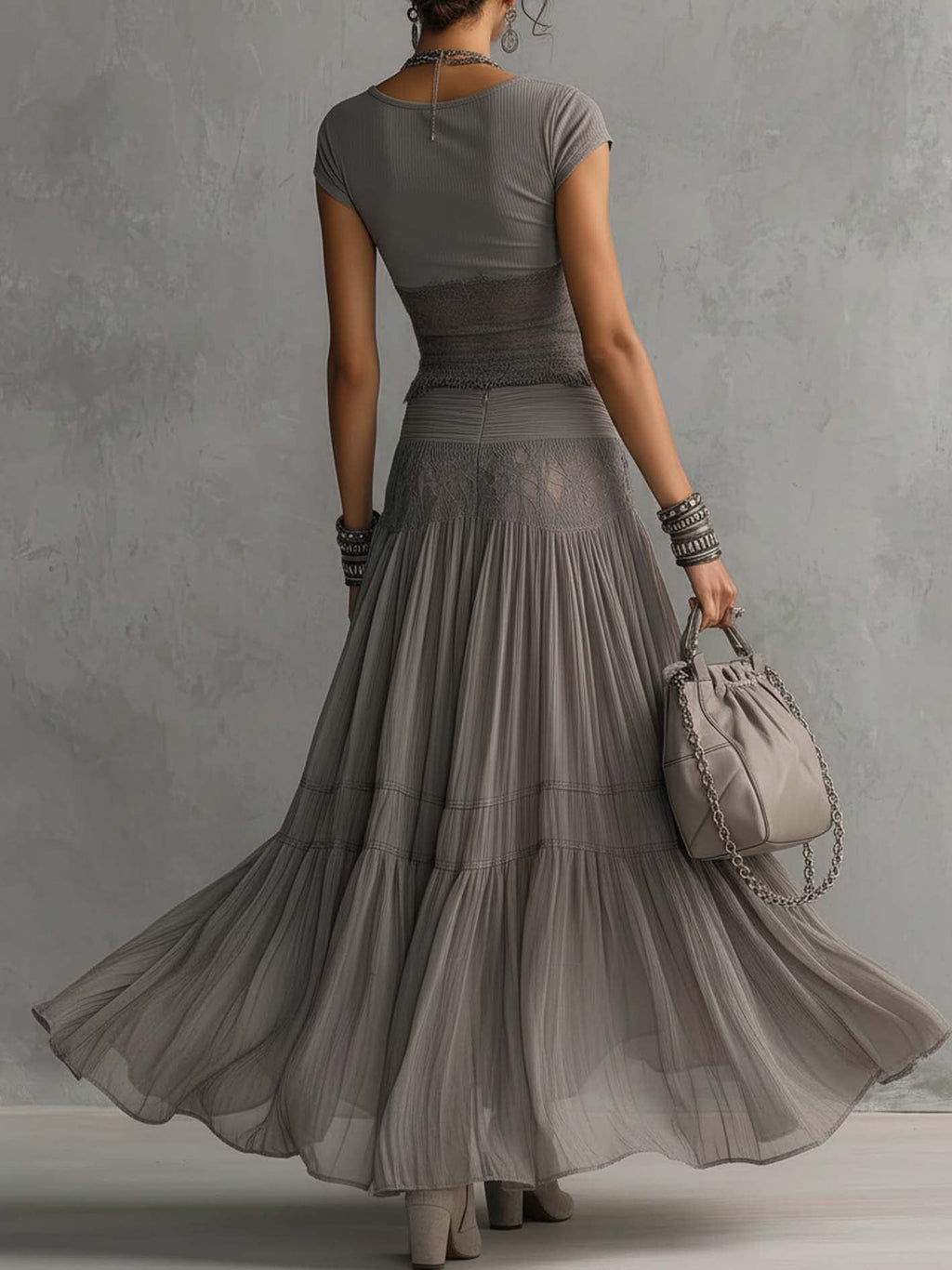 Top Grigio Trasparente con Pannelli in Pizzo e Set di Gonna Maxy Plissettata