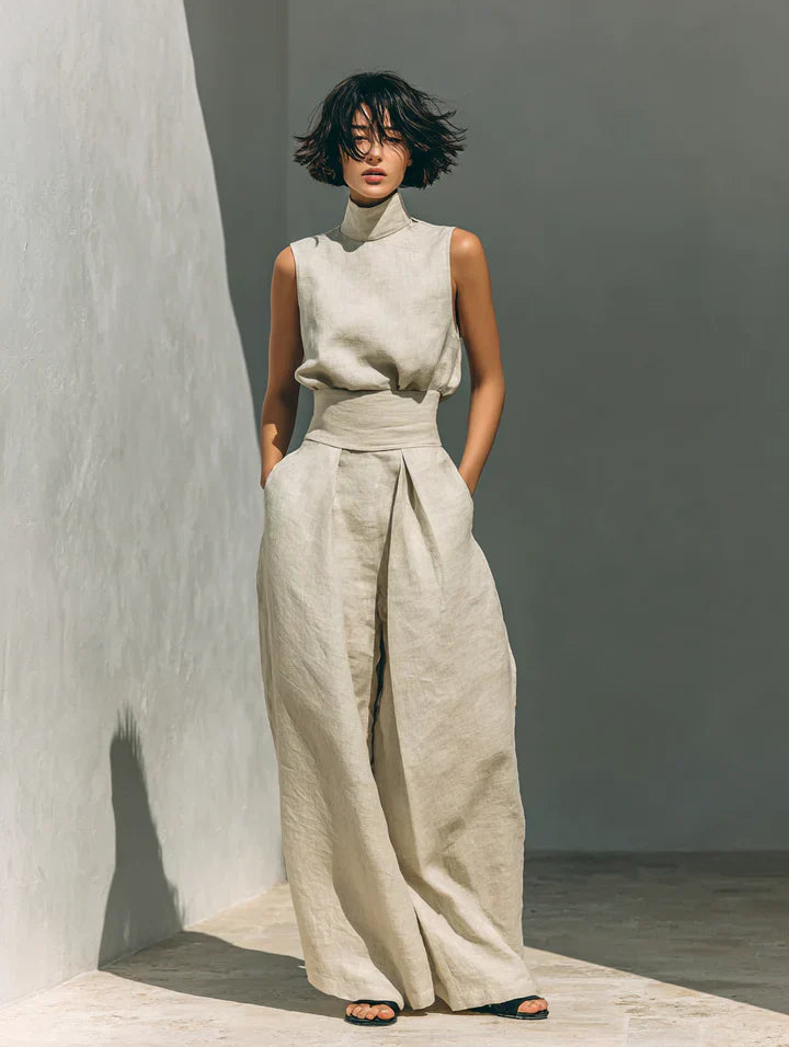Completo minimalista di top senza maniche e pantaloni a gamba larga