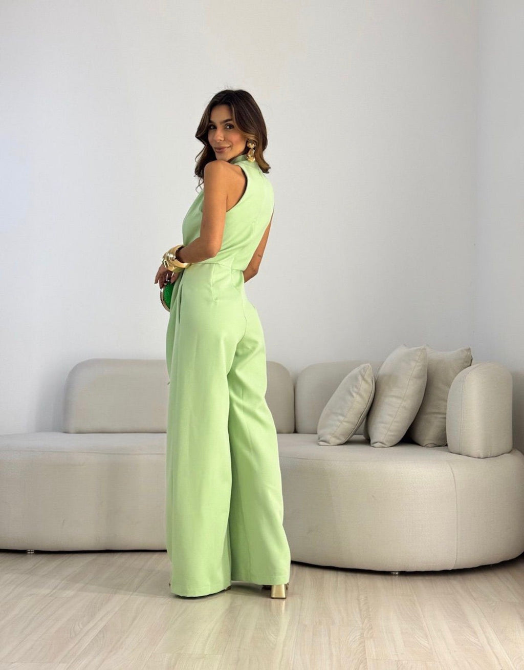 Tuta elegante da donna con scollo halter e silhouette fluida