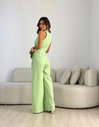 Tuta elegante da donna con scollo halter e silhouette fluida