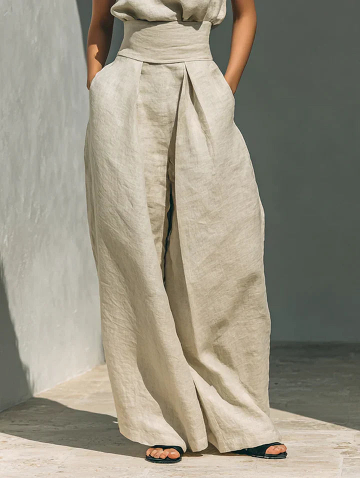 Completo minimalista di top senza maniche e pantaloni a gamba larga