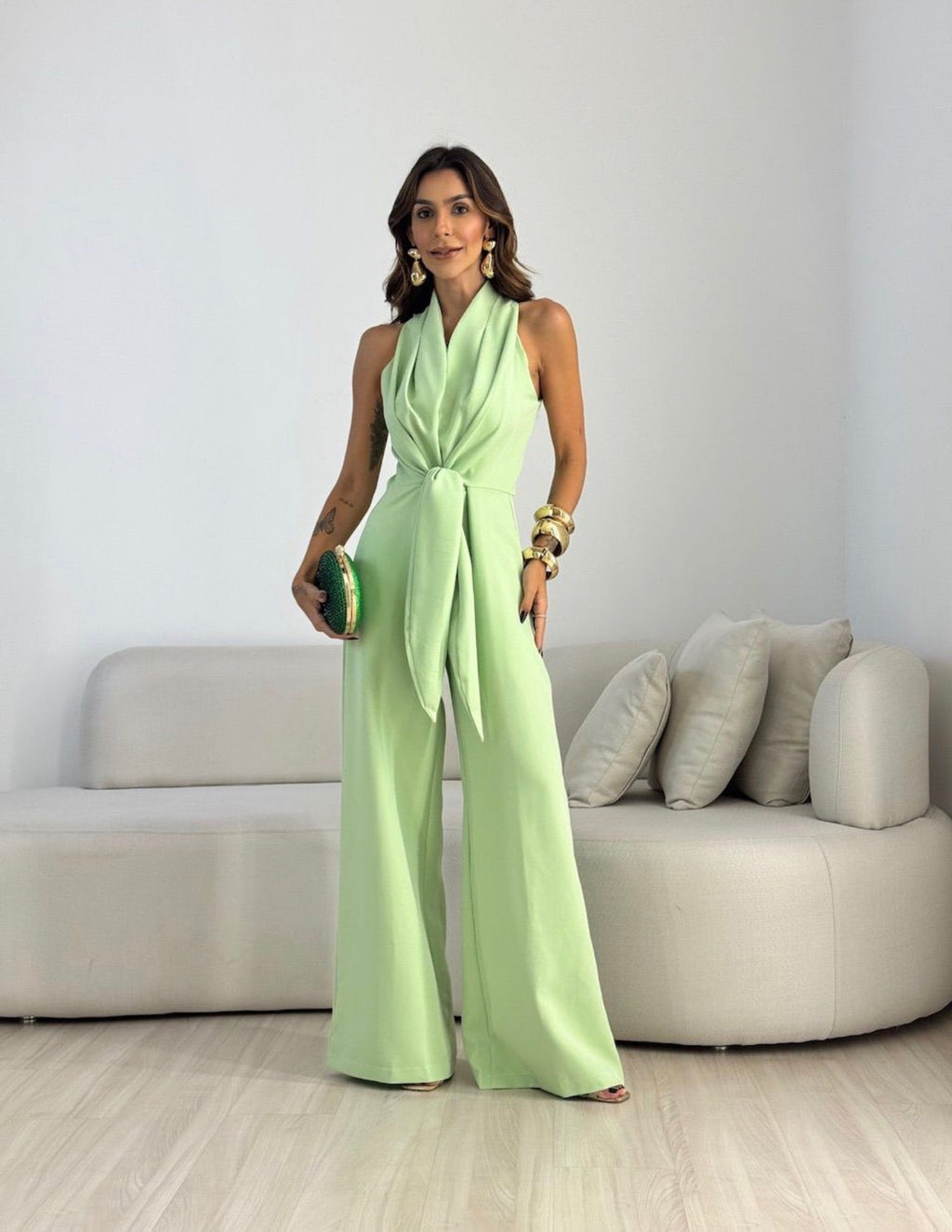 Tuta elegante da donna con scollo halter e silhouette fluida