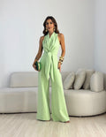 Tuta elegante da donna con scollo halter e silhouette fluida