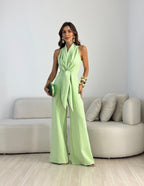Tuta elegante da donna con scollo halter e silhouette fluida