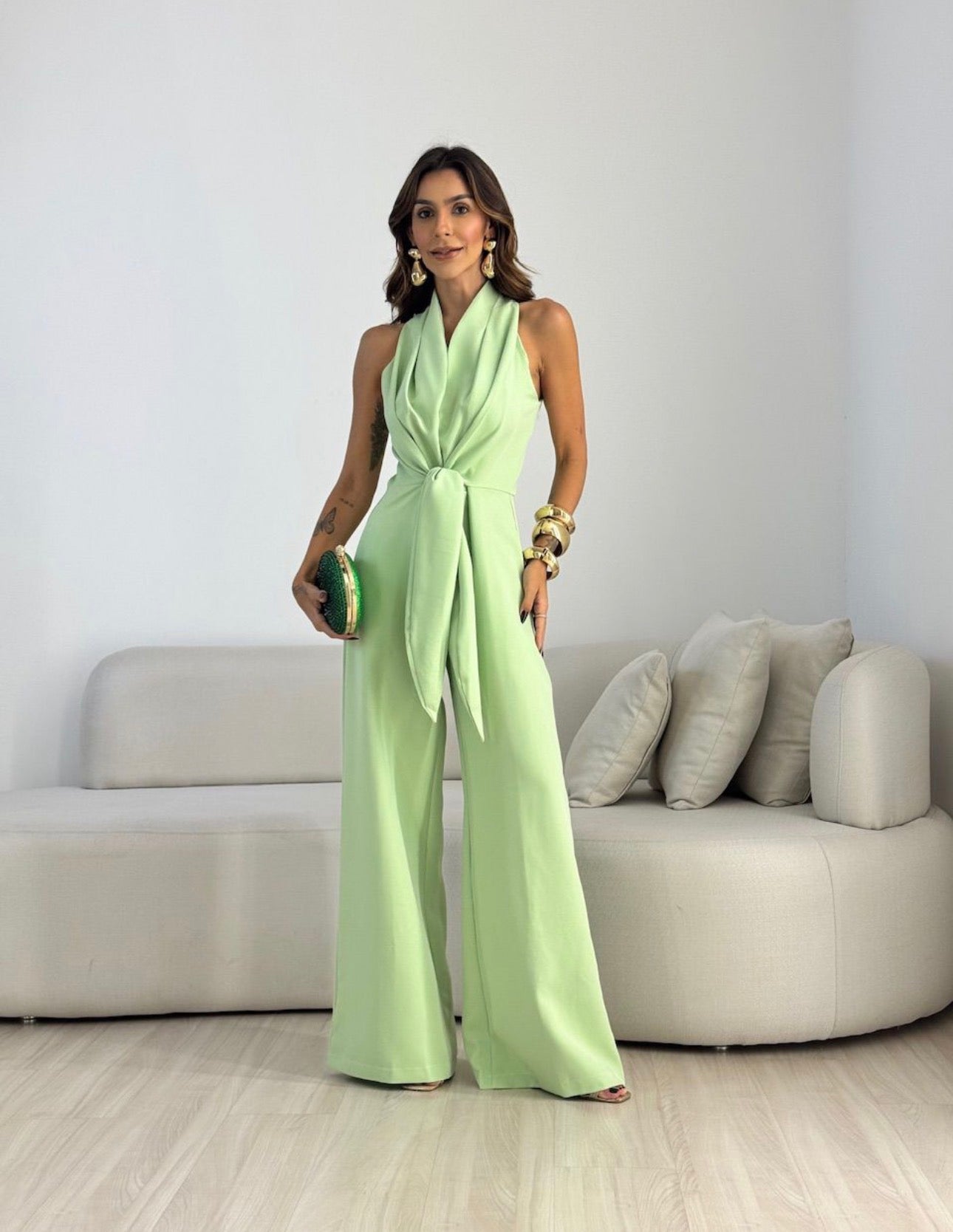 Tuta elegante da donna con scollo halter e silhouette fluida
