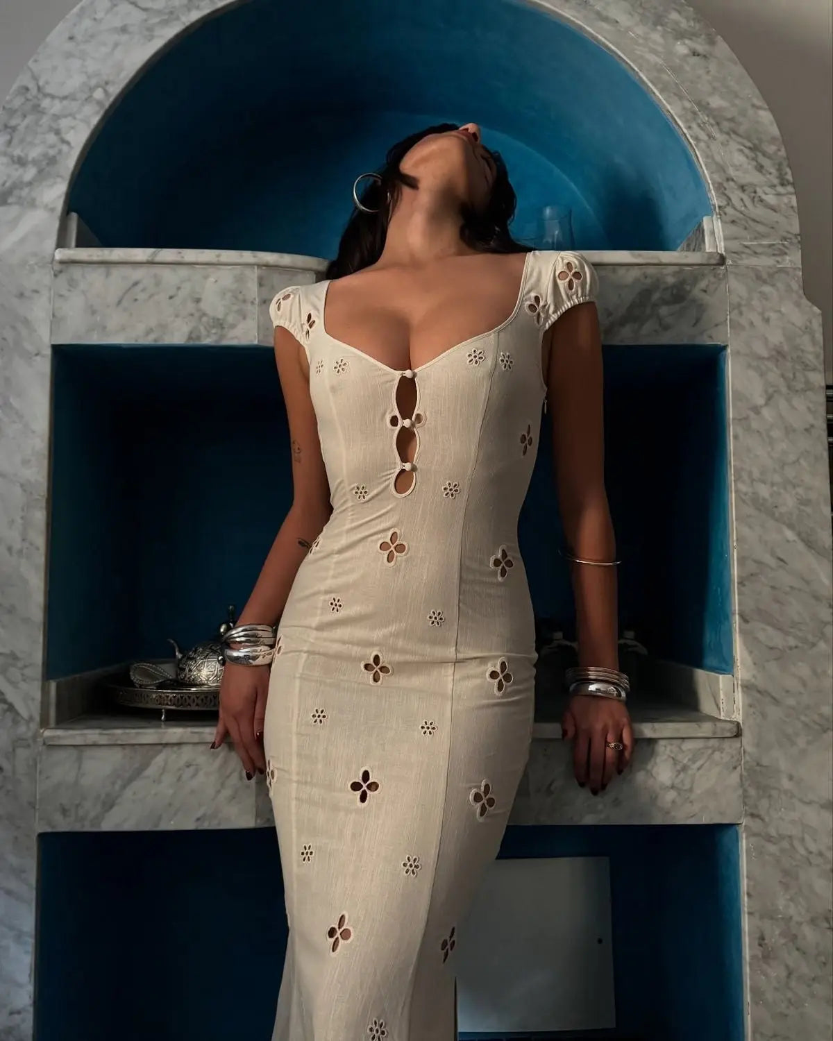 Abito Midi Elegante Ricamato con Cut-Out