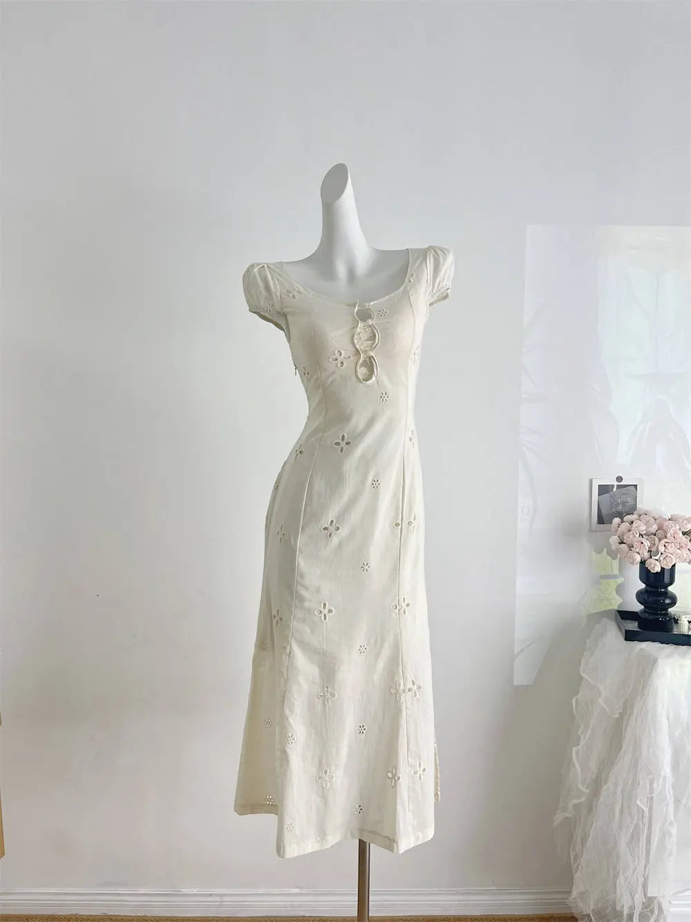 Abito Midi Elegante Ricamato con Cut-Out