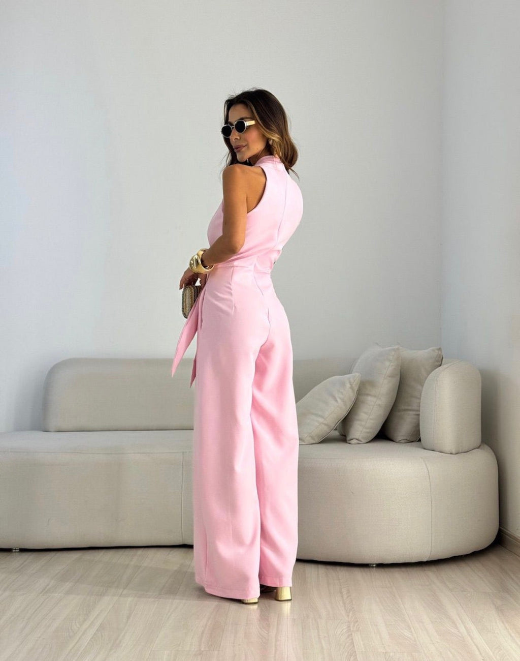 Tuta elegante da donna con scollo halter e silhouette fluida