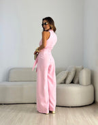 Tuta elegante da donna con scollo halter e silhouette fluida