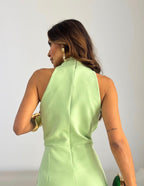 Tuta elegante da donna con scollo halter e silhouette fluida