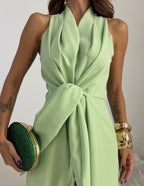 Tuta elegante da donna con scollo halter e silhouette fluida
