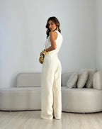 Tuta elegante da donna con scollo halter e silhouette fluida