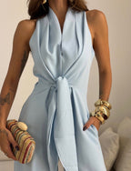 Tuta elegante da donna con scollo halter e silhouette fluida
