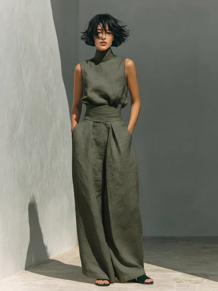 Completo minimalista di top senza maniche e pantaloni a gamba larga