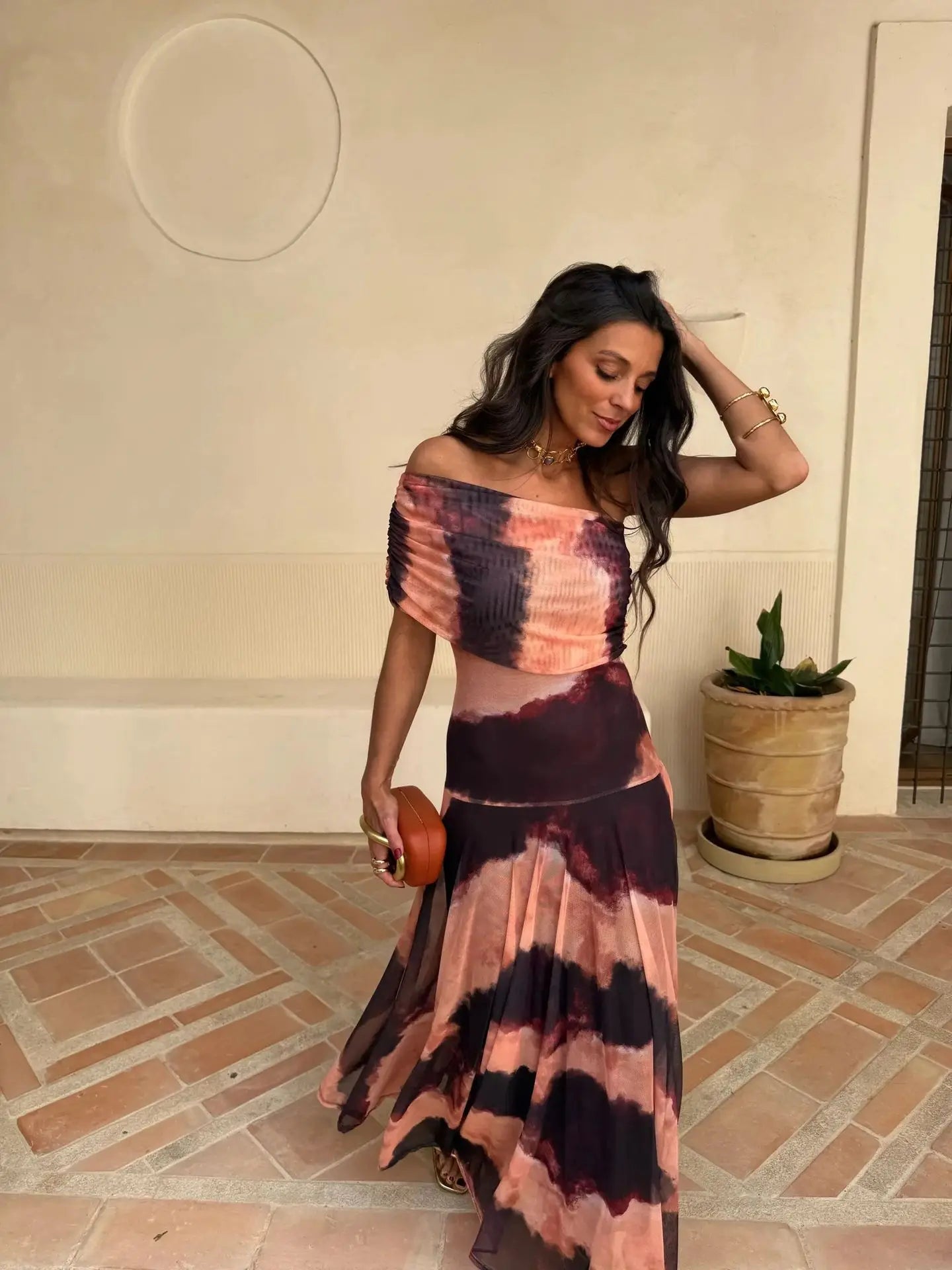 Elegante vestido largo con hombro descubierto