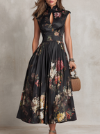 Abito midi in satin plissettato floreale con colletto a chiave nera