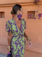 Abito elegante verde con stampa di fiori viola