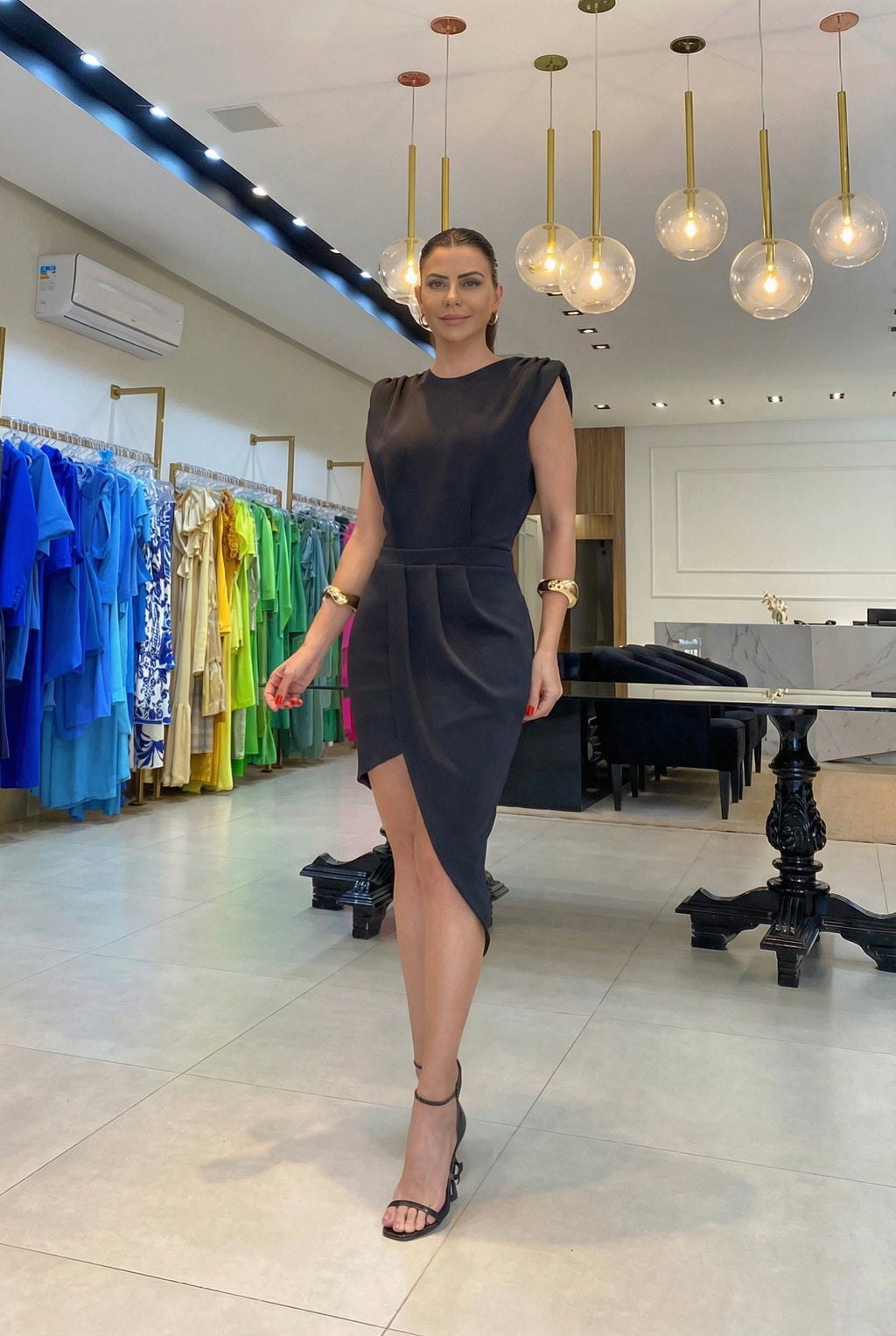 Abito moderno con taglio elegante per donna