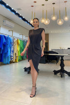 Abito moderno con taglio elegante per donna