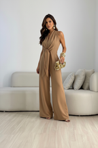 Tuta elegante da donna con scollo halter e silhouette fluida