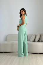 Tuta elegante da donna con scollo halter e silhouette fluida
