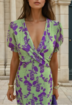 Abito elegante verde con stampa di fiori viola